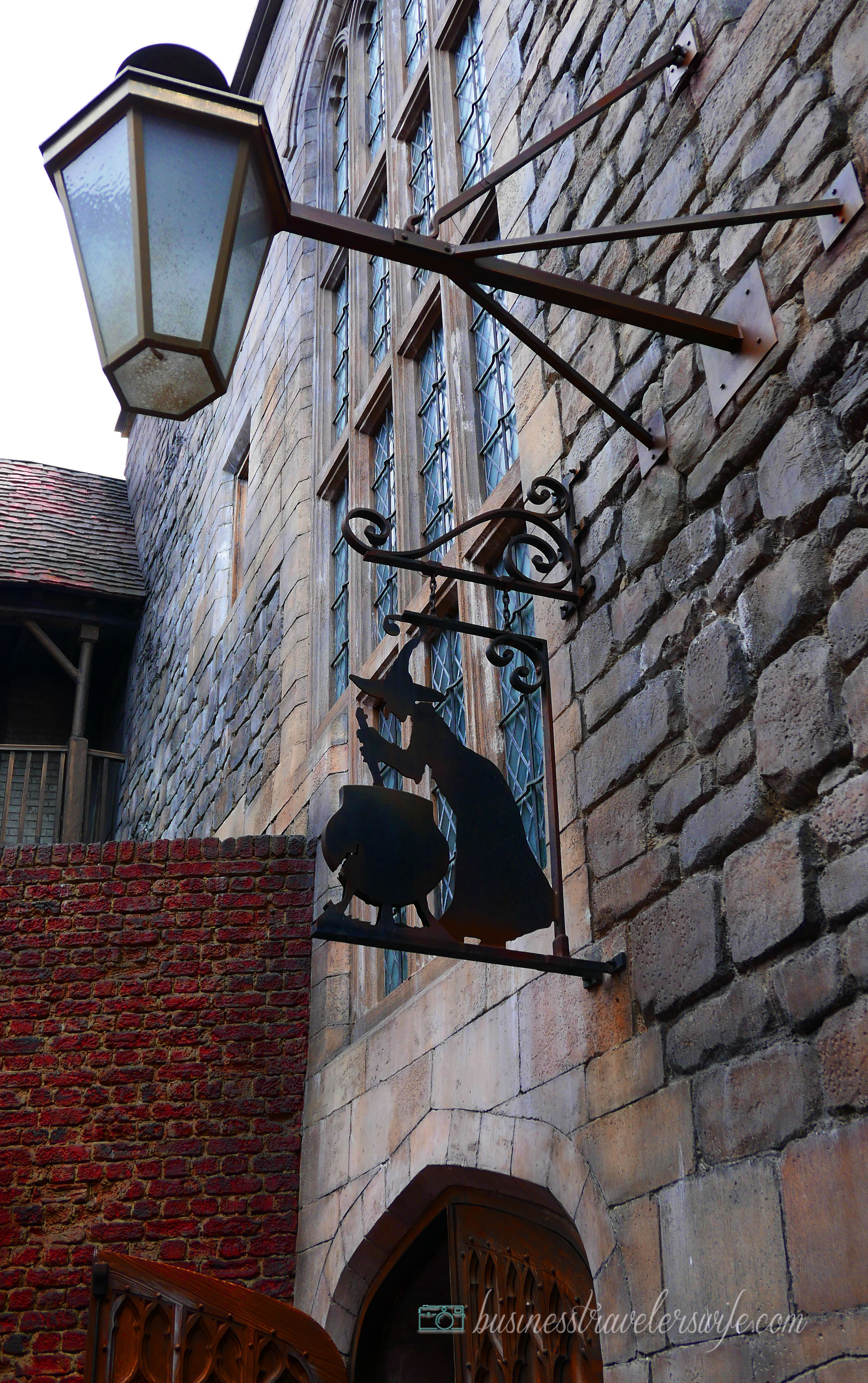 tips on visiting wizarding world of harry potter - leaky cauldron