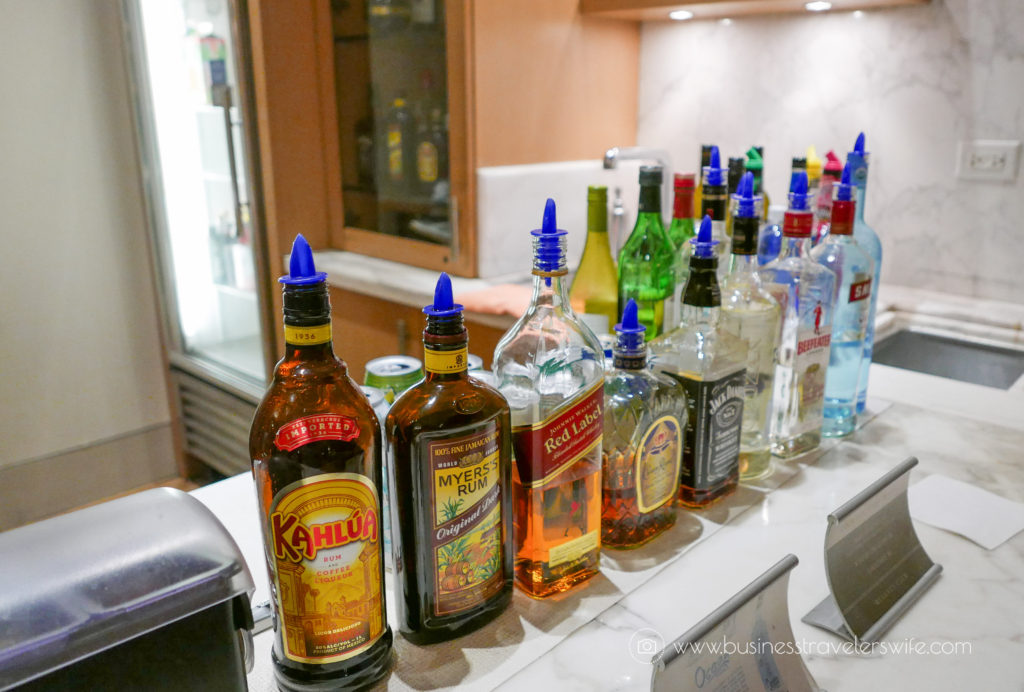 Hotel Review on Hyatt Regency Waikiki Beach Resort & Spa Honolulu Oahu Hawaii Regency Club Lounge Bar